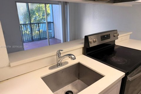 Снять в аренду кондоминиум в Тамарак, Флорида 2 спальни, 100.43м2, № 2027957 - фото 5