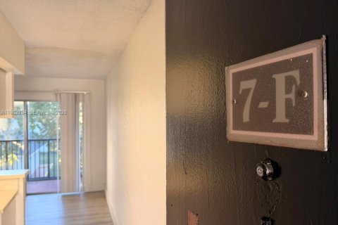 Снять в аренду кондоминиум в Тамарак, Флорида 2 спальни, 100.43м2, № 2027957 - фото 4