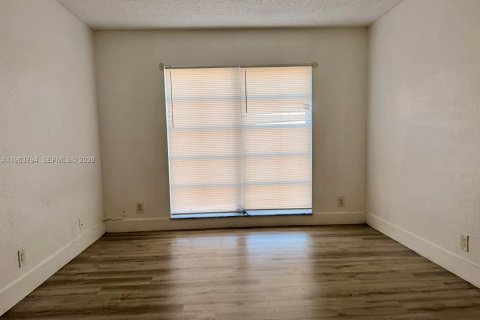 Снять в аренду кондоминиум в Тамарак, Флорида 2 спальни, 100.43м2, № 2027957 - фото 14