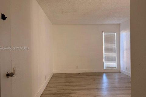 Снять в аренду кондоминиум в Тамарак, Флорида 2 спальни, 100.43м2, № 2027957 - фото 18