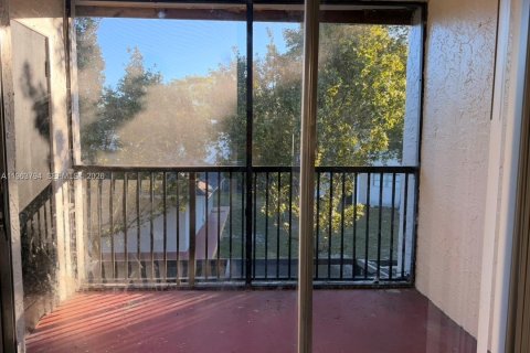 Снять в аренду кондоминиум в Тамарак, Флорида 2 спальни, 100.43м2, № 2027957 - фото 9