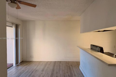 Снять в аренду кондоминиум в Тамарак, Флорида 2 спальни, 100.43м2, № 2027957 - фото 10