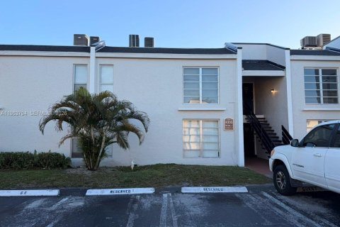 Снять в аренду кондоминиум в Тамарак, Флорида 2 спальни, 100.43м2, № 2027957 - фото 2