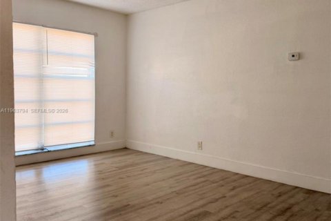 Снять в аренду кондоминиум в Тамарак, Флорида 2 спальни, 100.43м2, № 2027957 - фото 11