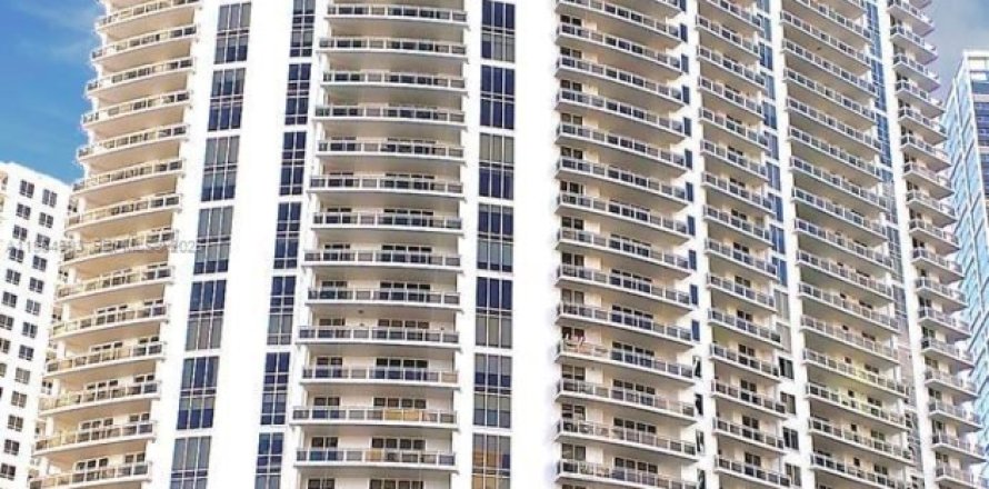 Кондоминиум с 3 спальнями в Майами, Флорида № 2008995