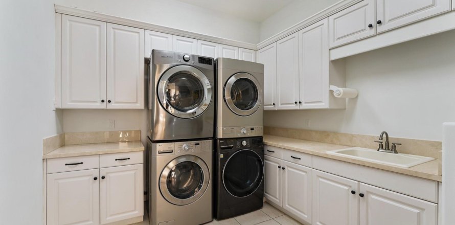 Casa en Manalapan, Florida 7 dormitorios, 786.14 m2 № 1036103