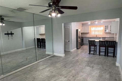 House in Tampa, Florida 3 bedrooms, 123.93 sq.m. № 1857866 - photo 4