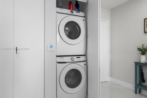 Condominio en alquiler en Miami, Florida, 1 dormitorio, 100.8 m2 № 2020274 - foto 21