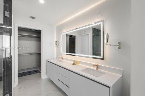 Condominio en alquiler en Miami, Florida, 1 dormitorio, 100.8 m2 № 2020274 - foto 15