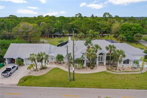 House in Punta Gorda, Florida 4 bedrooms, 431.16 sq.m. № 1907030 - photo 1