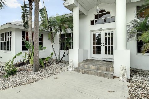House in Punta Gorda, Florida 4 bedrooms, 431.16 sq.m. № 1907030 - photo 2