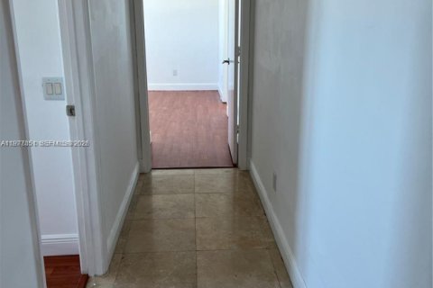 Condo in North Miami, Florida, 3 bedrooms  № 2042131 - photo 3