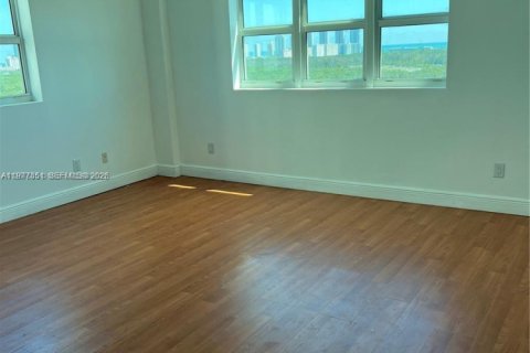 Condo in North Miami, Florida, 3 bedrooms  № 2042131 - photo 17