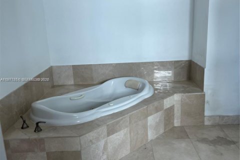 Condo in North Miami, Florida, 3 bedrooms  № 2042131 - photo 12