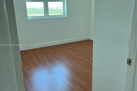 Condo in North Miami, Florida, 3 bedrooms  № 2042131 - photo 4