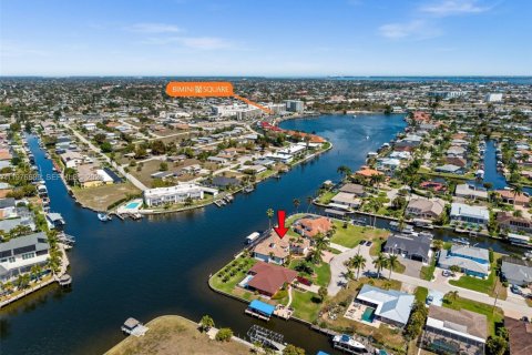 House in Cape Coral, Florida 3 bedrooms, 258.36 sq.m. № 2049752 - photo 2