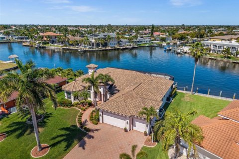 House in Cape Coral, Florida 3 bedrooms, 258.36 sq.m. № 2049752 - photo 1