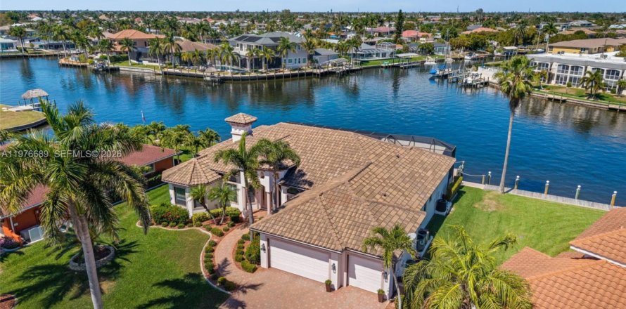 House in Cape Coral, Florida 3 bedrooms, 258.36 sq.m. № 2049752