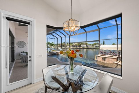 House in Cape Coral, Florida 3 bedrooms, 258.36 sq.m. № 2049752 - photo 14