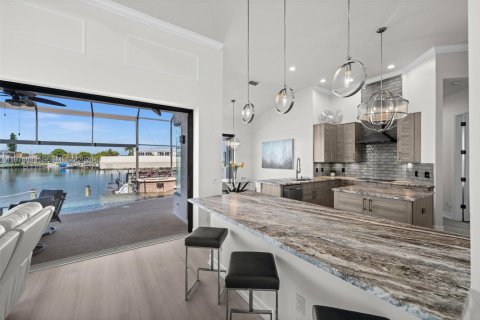 House in Cape Coral, Florida 3 bedrooms, 258.36 sq.m. № 2049752 - photo 11