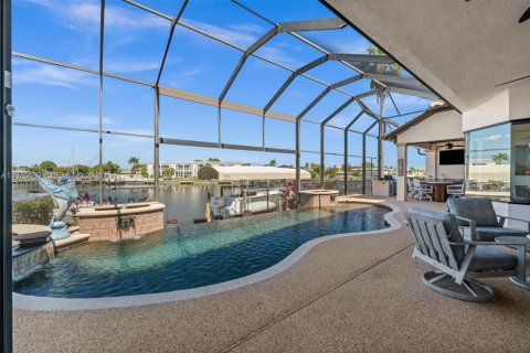 House in Cape Coral, Florida 3 bedrooms, 258.36 sq.m. № 2049752 - photo 16