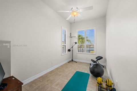 House in Cape Coral, Florida 3 bedrooms, 258.36 sq.m. № 2049752 - photo 25