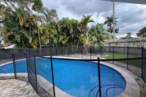 House in Hollywood, Florida 3 bedrooms, 112.41 sq.m. № 1707286 - photo 6