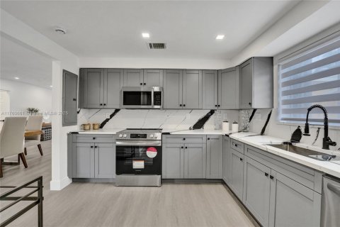 House in Hollywood, Florida 3 bedrooms, 112.41 sq.m. № 1707286 - photo 10