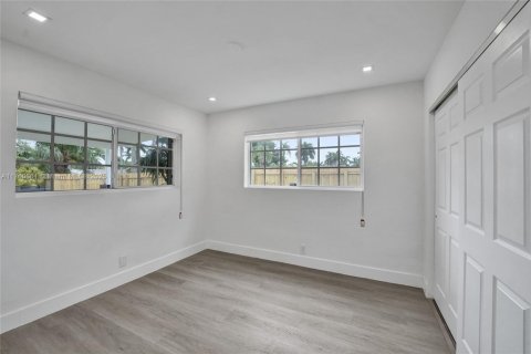House in Hollywood, Florida 3 bedrooms, 112.41 sq.m. № 1707286 - photo 21