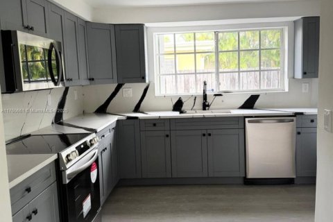 House in Hollywood, Florida 3 bedrooms, 112.41 sq.m. № 1707286 - photo 2