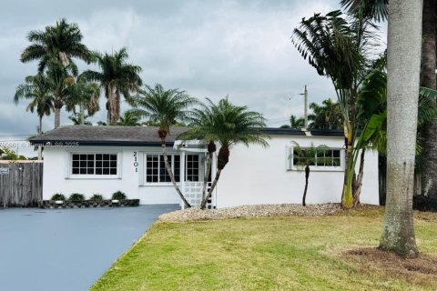 House in Hollywood, Florida 3 bedrooms, 112.41 sq.m. № 1707286 - photo 1