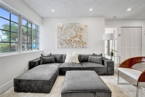 House in Hollywood, Florida 3 bedrooms, 112.41 sq.m. № 1707286 - photo 9