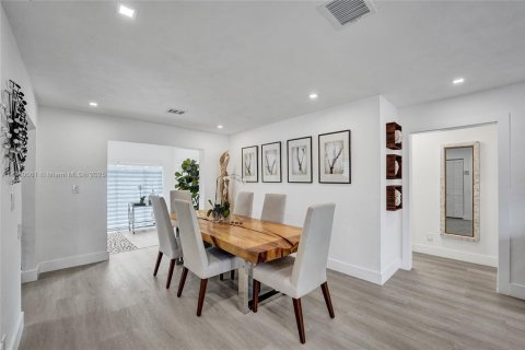 House in Hollywood, Florida 3 bedrooms, 112.41 sq.m. № 1707286 - photo 13