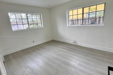 House in Hollywood, Florida 3 bedrooms, 112.41 sq.m. № 1707286 - photo 3