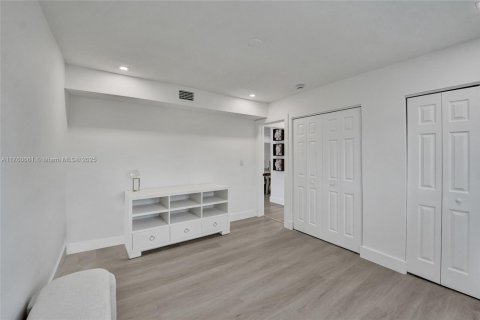 House in Hollywood, Florida 3 bedrooms, 112.41 sq.m. № 1707286 - photo 20