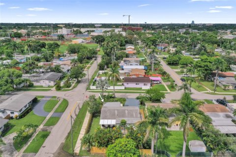 House in Hollywood, Florida 3 bedrooms, 112.41 sq.m. № 1707286 - photo 24