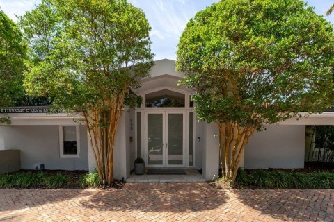House in Coral Gables, Florida 5 bedrooms, 527.78 sq.m. № 1948533 - photo 14