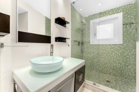 House in Coral Gables, Florida 5 bedrooms, 527.78 sq.m. № 1948533 - photo 26