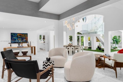 House in Coral Gables, Florida 5 bedrooms, 527.78 sq.m. № 1948533 - photo 3