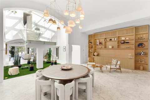 House in Coral Gables, Florida 5 bedrooms, 527.78 sq.m. № 1948533 - photo 4