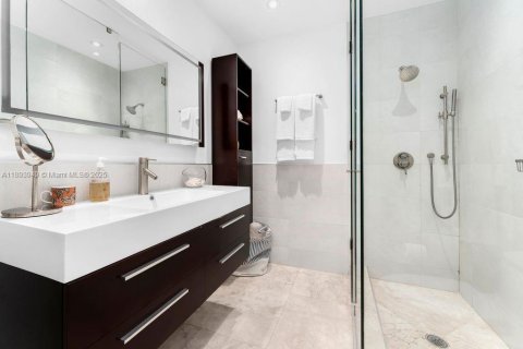 House in Coral Gables, Florida 5 bedrooms, 527.78 sq.m. № 1948533 - photo 24