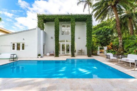 House in Coral Gables, Florida 5 bedrooms, 527.78 sq.m. № 1948533 - photo 28