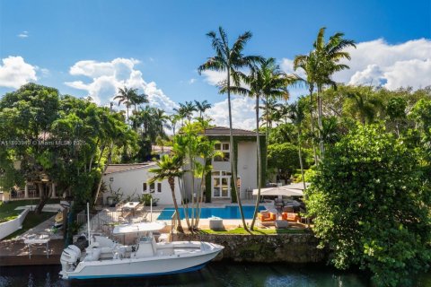 House in Coral Gables, Florida 5 bedrooms, 527.78 sq.m. № 1948533 - photo 1