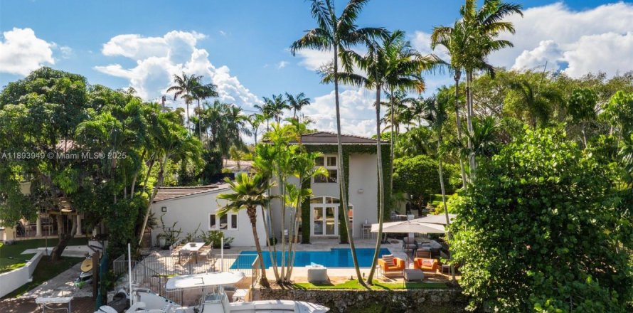 House in Coral Gables, Florida 5 bedrooms, 527.78 sq.m. № 1948533