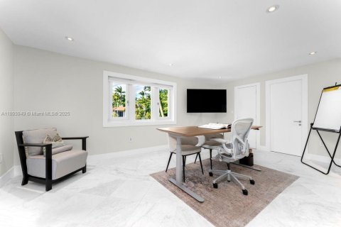 House in Coral Gables, Florida 5 bedrooms, 527.78 sq.m. № 1948533 - photo 25