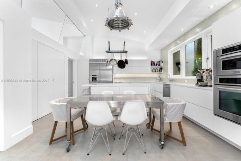House in Coral Gables, Florida 5 bedrooms, 527.78 sq.m. № 1948533 - photo 6