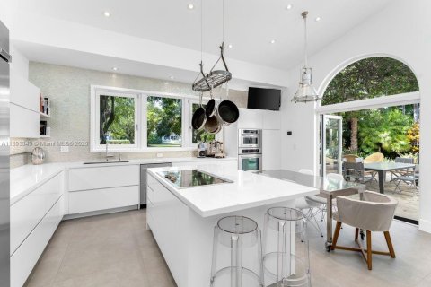 House in Coral Gables, Florida 5 bedrooms, 527.78 sq.m. № 1948533 - photo 5