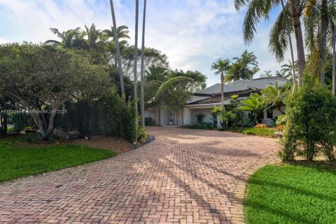 House in Coral Gables, Florida 5 bedrooms, 527.78 sq.m. № 1948533 - photo 13