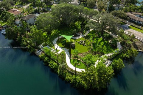 House in Coral Gables, Florida 5 bedrooms, 527.78 sq.m. № 1948533 - photo 12