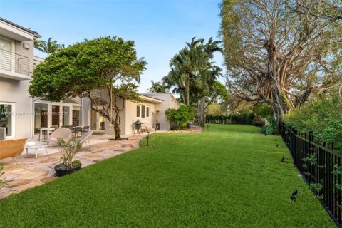 House in Coral Gables, Florida 5 bedrooms, 527.78 sq.m. № 1948533 - photo 11